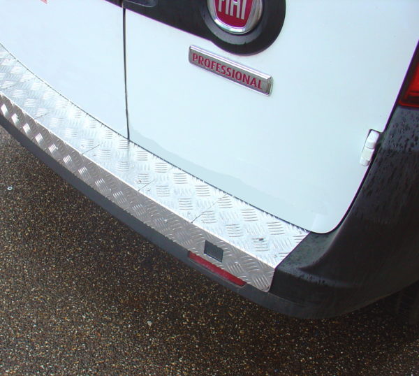 Rivestimento antiscivolo per paraurti posteriore - immagine 3